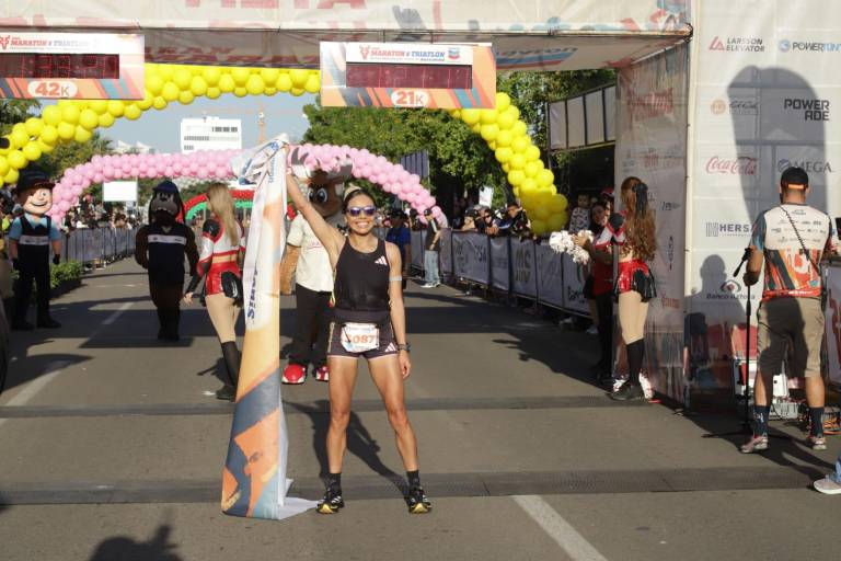 ¡Orgullo mexiquense! Antonio Vara y Reyna Rivera dominan los 21K del Maratón Pacífico
