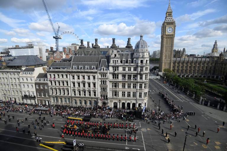 El ataúd de la Reina Isabel II es llevado en procesión a Westminster Hall