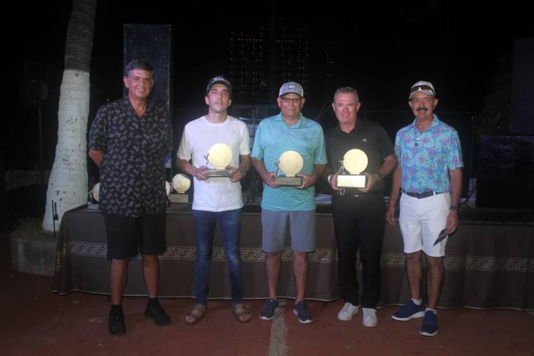 Disfrutan mazatlecos y turistas de la fiesta golfista