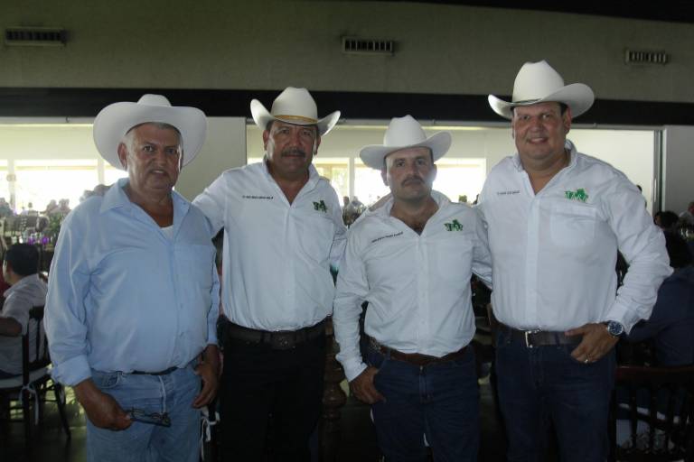 Celebran el Día del Agricultor en familia
