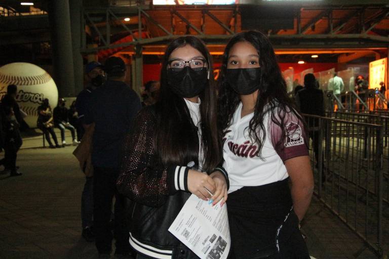 En la casa guinda se vive la pasión del beisbol en la Serie Final