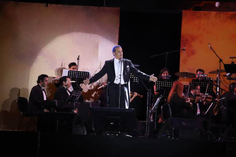 Rinde Fernando de la Mora pleitesía a Siu Ling en su noche de coronación