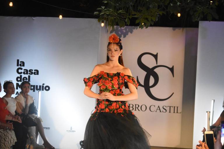 Cautiva Sbro Castil con su pasarela titulada ‘Volver a Florecer’