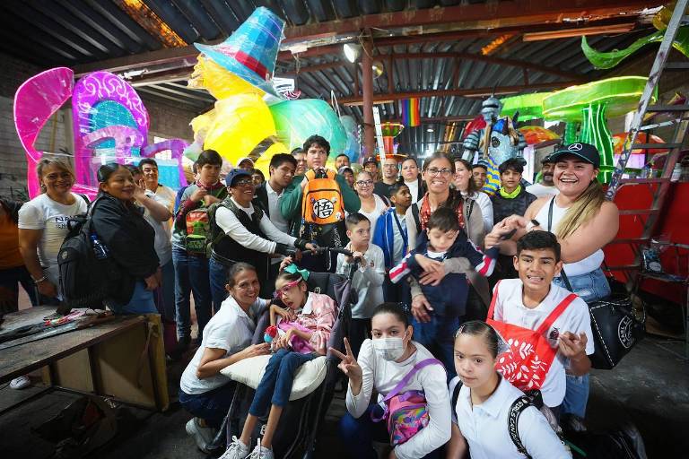 Ven los carros alegóricos antes de los desfiles del Carnaval