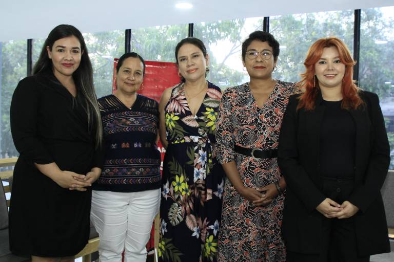 Dialogan mujeres periodistas y activistas sobre los retos de su profesión