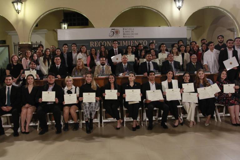 Reconoce la Escuela Libre de Derecho de Sinaloa a sus mejores estudiantes