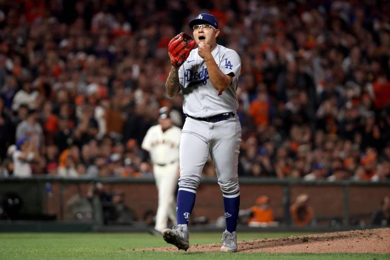 Dodgers vence a Gigantes y avanza a la Serie de Campeonato de la LN; Julio Urías lanza cuatro entradas