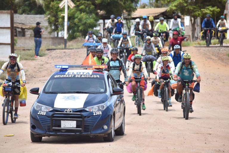 Llegan ciclistas de la Ruta Chichimeca a Celestino Gazca, en Elota