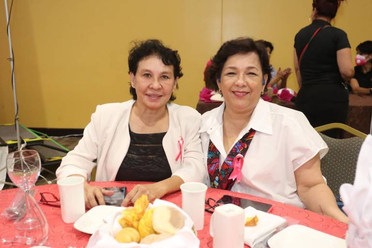 Exhortan a mujeres a checarse contra el cáncer de mama