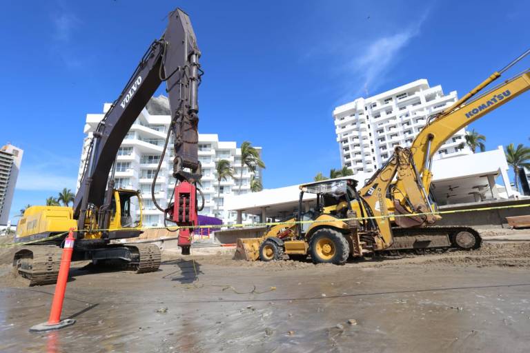Maquinaria pesada trabaja en área de playa de hotel de la Zona Dorada