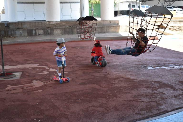 Familias disfrutan del domingo a orillas del Río Culiacán