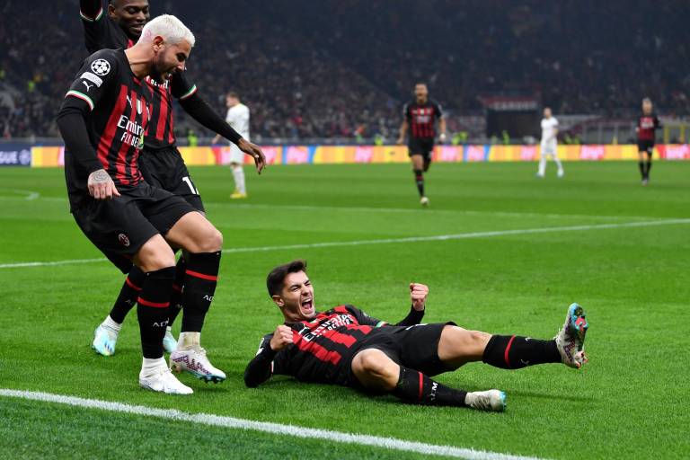 El Milan vuelve a lo grande, al tomar ventaja sobre el Tottenham en los octavos de final