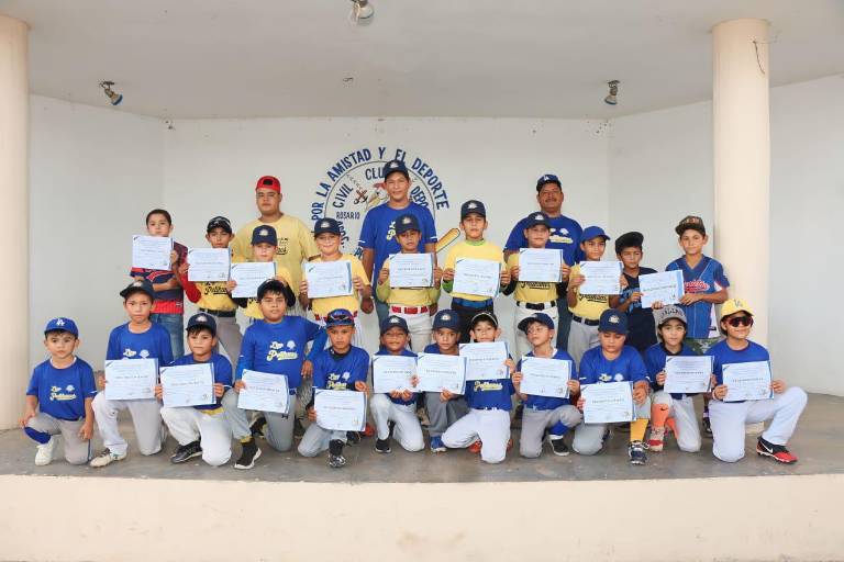 Reconocen a campeones de la Copa 50 Aniversario de Liga Pelikanos