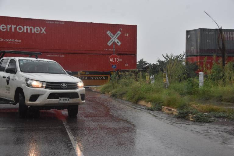 Queda varado tren de carga y bloquea circulación en el noroeste de Culiacán