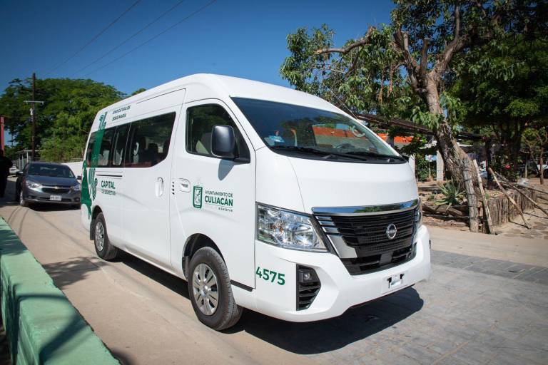 Entrega Ayuntamiento de Culiacán transporte escolar en Jesús María