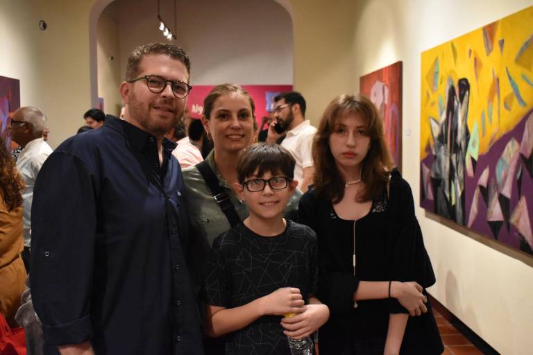 Admiran sinaloenses la exposición ‘Algo a donde sea’ del artista Alejandro Mojica