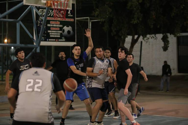 Teketires impone su clase en Liga Burócrata de Baloncesto, en Mazatlán