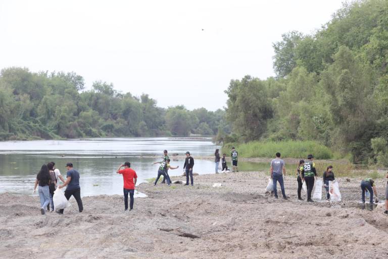Cientos de personas se reúnen a limpiar el río Presidio en Mazatlán