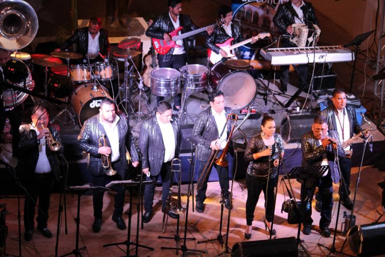 Movida noche se vive con la Banda Orquesta Sangre Azul