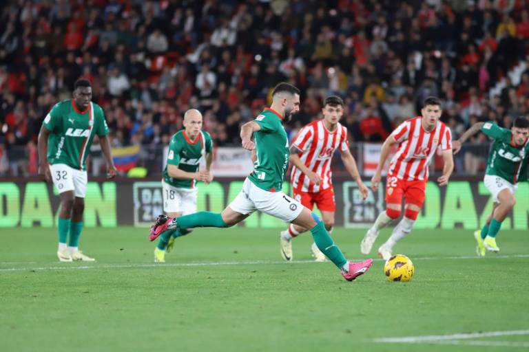 El Almería de César Montes se hunde en el sótano