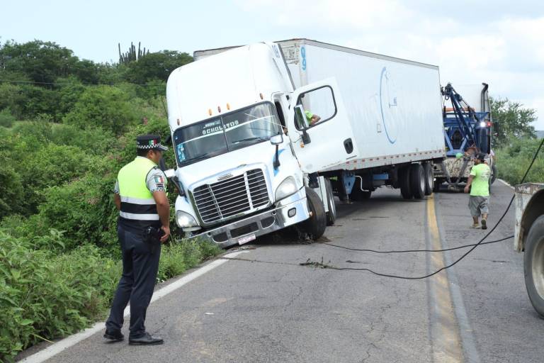 Trailero se duerme y embanca su unidad a un costado de la Libre Mazatlán-Culiacán
