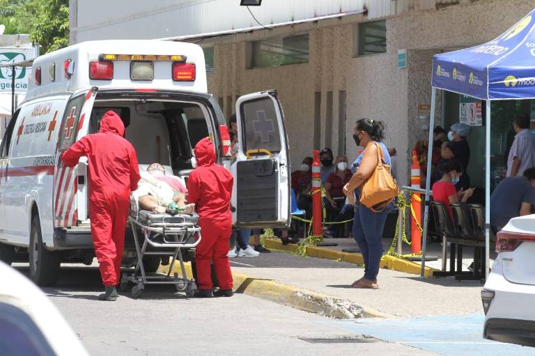 En Mazatlán, paramédicos de Bomberos Veteranos ya no dan servicio de ambulancia porque no hay oxígeno; Cruz Roja sí, pero bajo protocolo de Salud