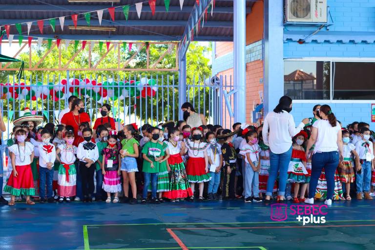 Gritan ¡Viva México! en el Colegio Sebec