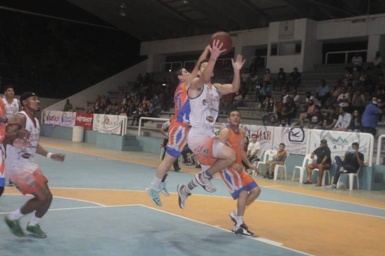 Delfines de Mazatlán pega primero a Potros de Casas Grandes Chihuahua en la final de regiones del Cibapac