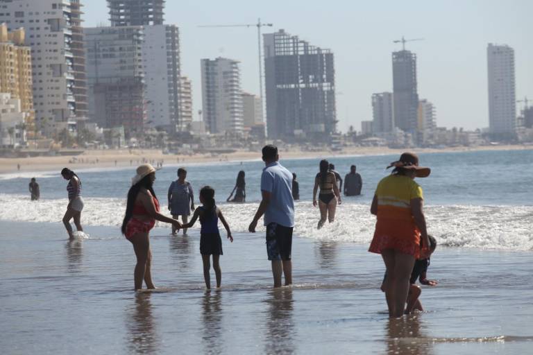 Visitantes nacionales disfrutan de Mazatlán en el último fin de semana del año