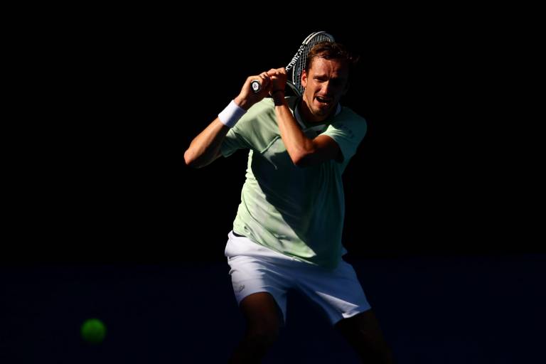 Daniil Medvedev avanza con paso firme en Australia