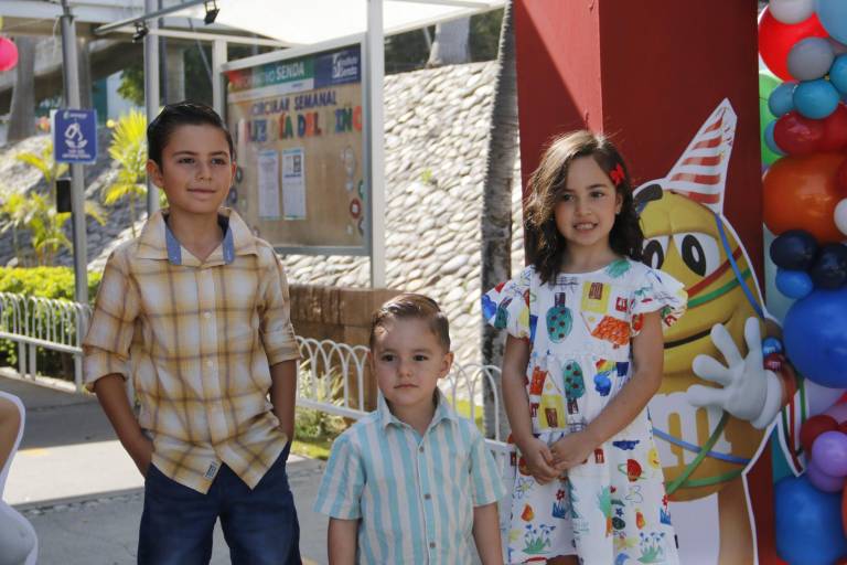 Ríen, juegan y bailan niños del Senda en su día