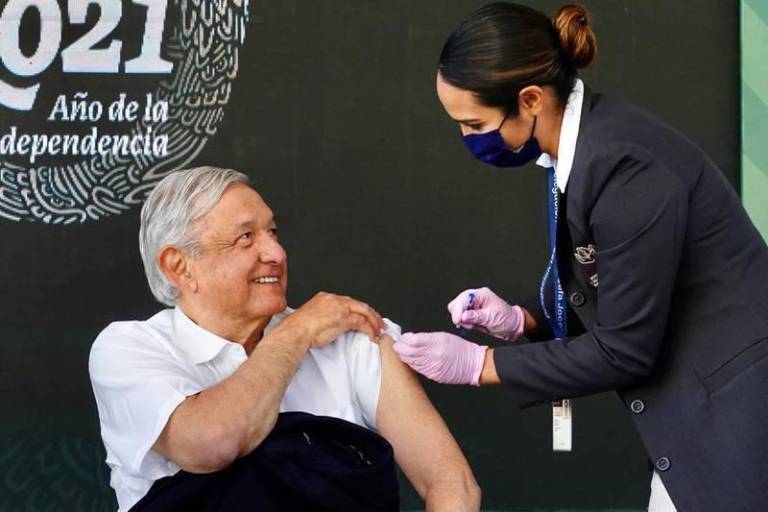 AMLO recibe vacuna de refuerzo contra Covid-19; reinicia inmunización para adultos mayores
