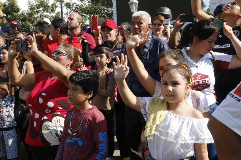 Disfrutan culiacanenses del desfile del Día de la Revolución