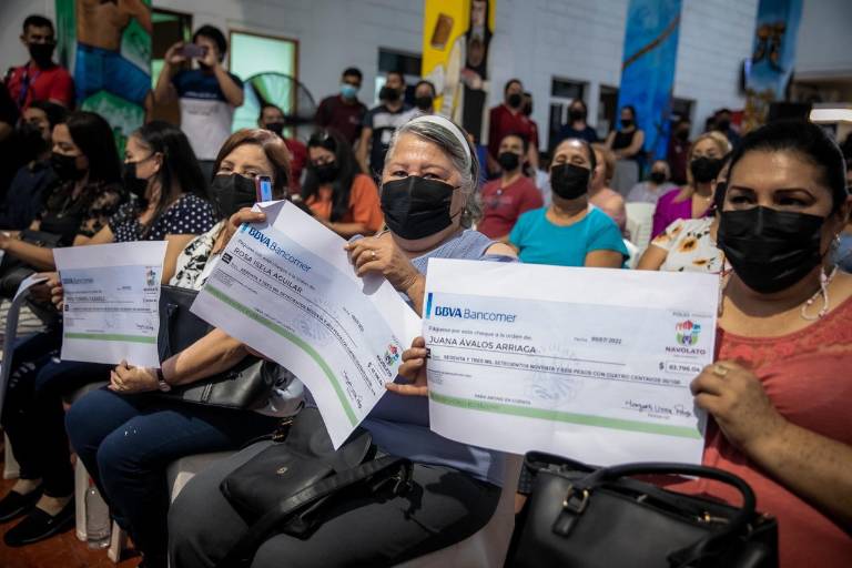 Entregan pensiones a 37 viudas de policías de Navolato
