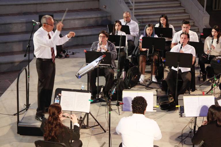 Disfruta el público del concierto en el ágora con la Banda Sinfónica Juvenil