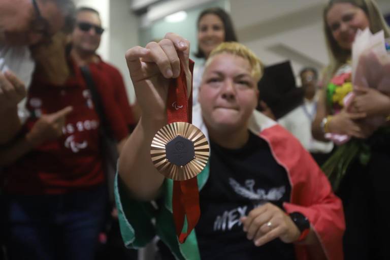 Entre música y mucho calor humano arribó al puerto la multimedallista Rosa María Guerrero