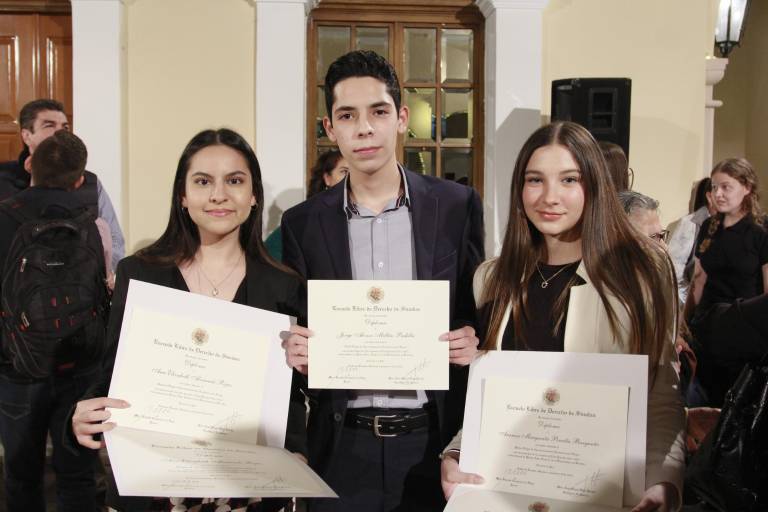 Reconoce la Escuela Libre de Derecho de Sinaloa a sus mejores estudiantes