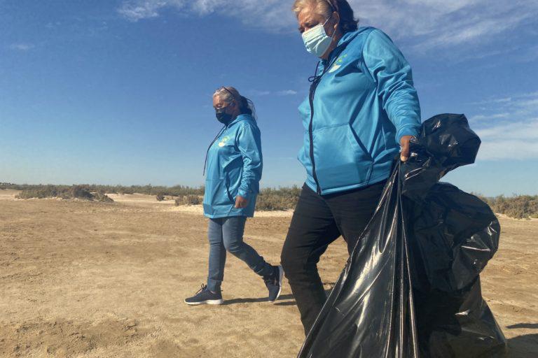 $!Dos mujeres guardianas hacen limpieza y recorrido por la Ensenada de La Paz, Baja California, una mañana de marzo de 2021.