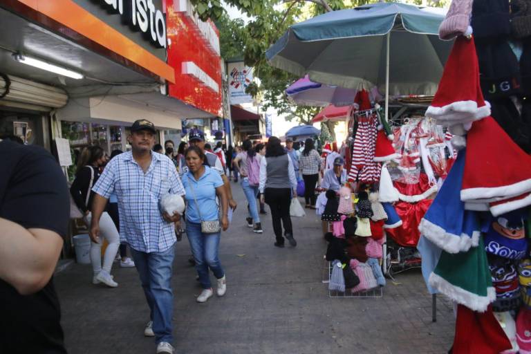 Gorros de Santa Claus, adornos y luces navideñas inundan el Centro de Culiacán