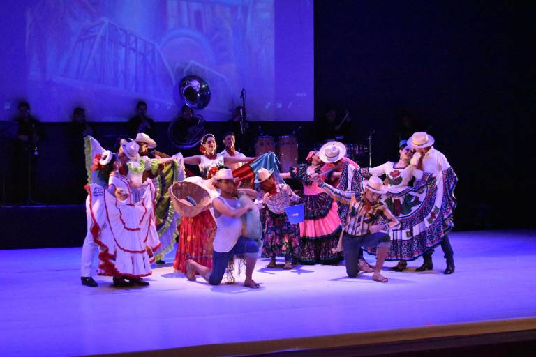 Vibra el público con el espectáculo ‘Sinaloa, tierra fértil de danzantes’