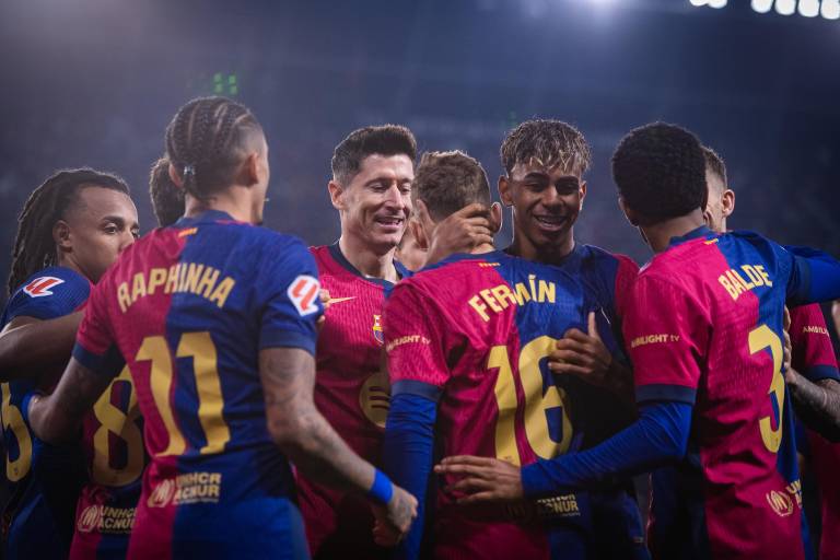 Barcelona golea al Sevilla y aprieta la pelea por LaLiga