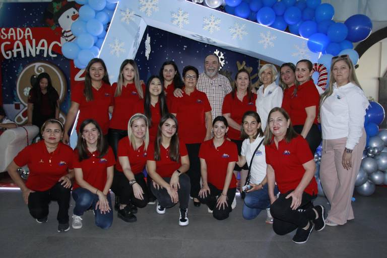Celebra Ganac su tradicional posada navideña