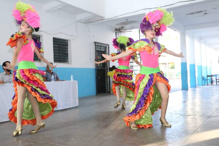 Le dicen adiós a la secundaria alumnos de la Escuela Nocturna José C.Valadés