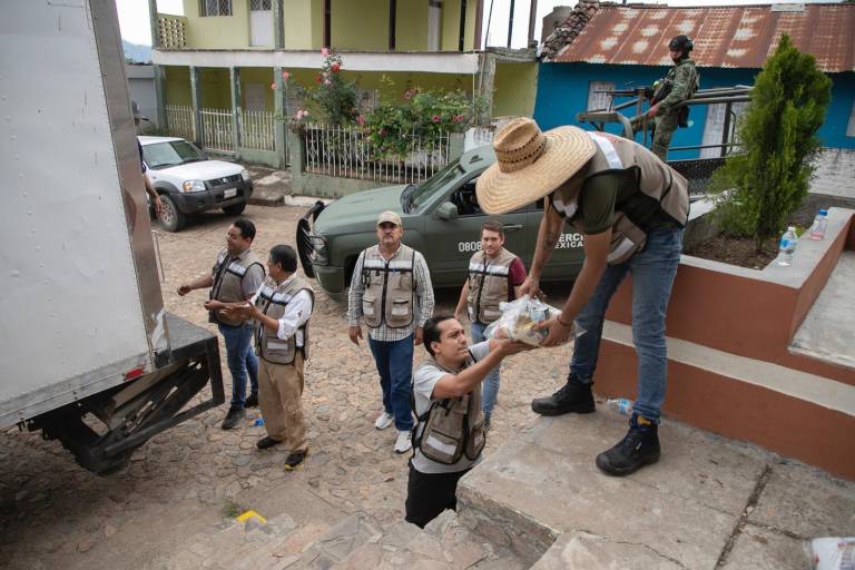 Lleva Gobierno de Sinaloa despensas y agua a afectados por la violencia de la sierra de Rosario