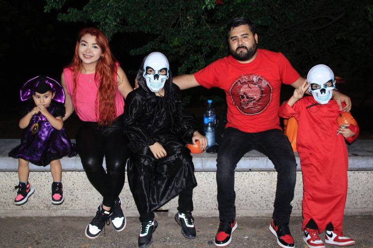 #Galería | Salen familias de Culiacán a celebrar la noche de Halloween en avenidas vigiladas