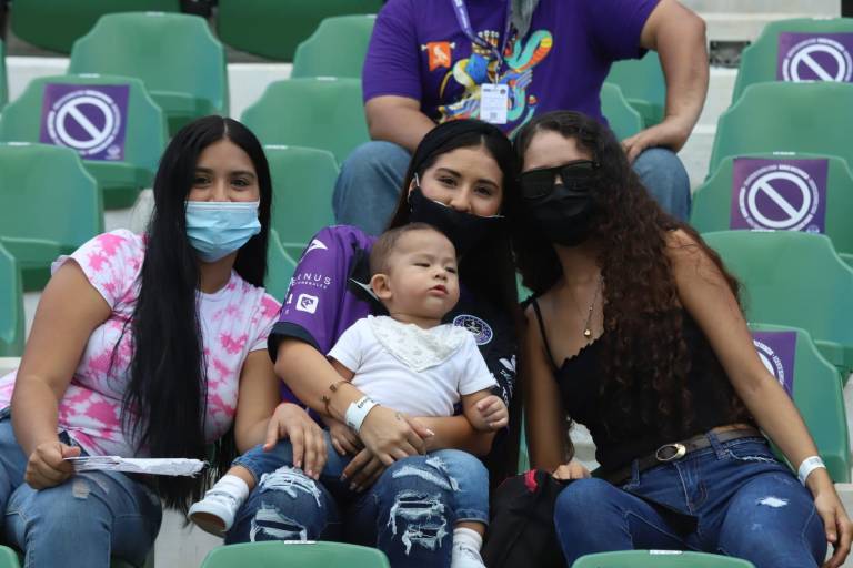 Mazatlecos disfrutan del futbol profesional en el Kraken