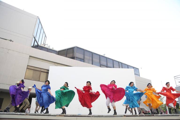 Viven la alegría sinaloense con el Grupo Folclórico Huey Colhuacan