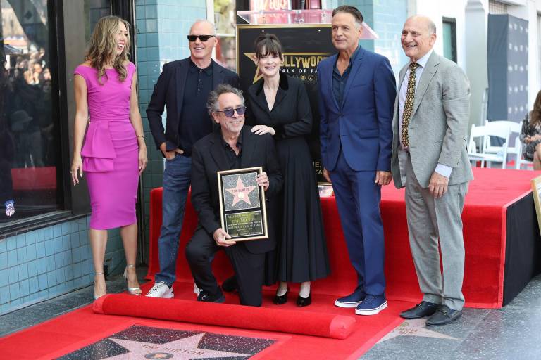 Reconocen a Tim Burton con su estrella en Hollywood