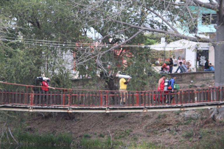 Suspenden buzos búsqueda de menor en laguna de Rosario