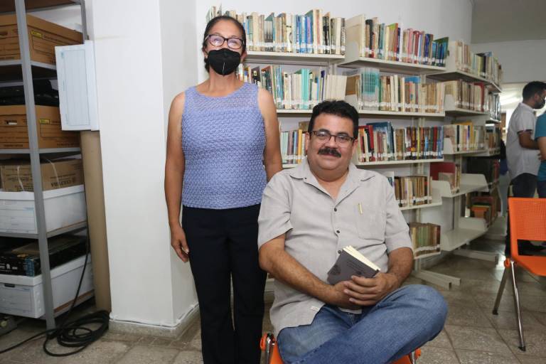 Presenta Karina Castillo los poemas de ‘Güebsait’